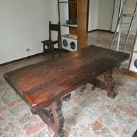 Tavolo con sedie e Lampadario