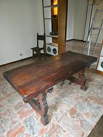 Tavolo con sedie e Lampadario