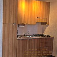 Cucina completa con elettrodomestici –