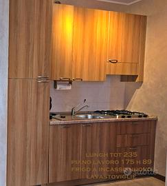 Cucina completa con elettrodomestici –