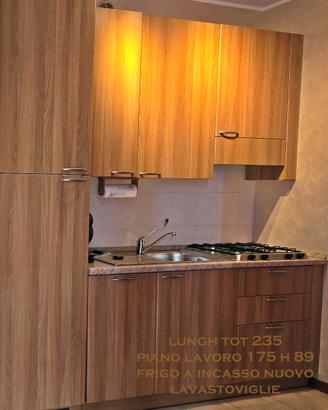 Cucina completa con elettrodomestici –