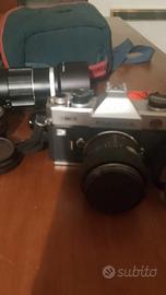 macchina fotografica fujica con accessori zoom