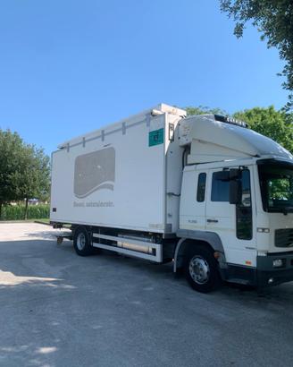 Camion frigo Volvo con tela automatica