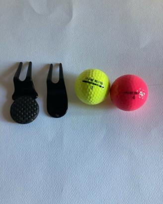 Set per il golf due alza pitch e due palline