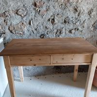 Tavolino con cassetti