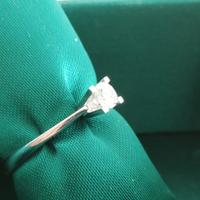 Anello in oro 18 kt con diamante solitario 0.22kt