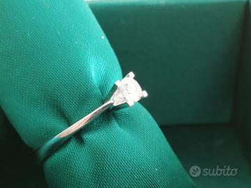 Anello in oro 18 kt con diamante solitario 0.22kt