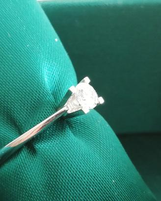Anello in oro 18 kt con diamante solitario 0.22kt