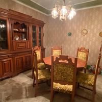 Tavolo con 6 sedie e vetrina intarsiata in legno