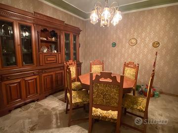 Tavolo con 6 sedie e vetrina intarsiata in legno