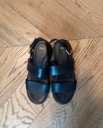 Sandalo nero Zara stile minimal