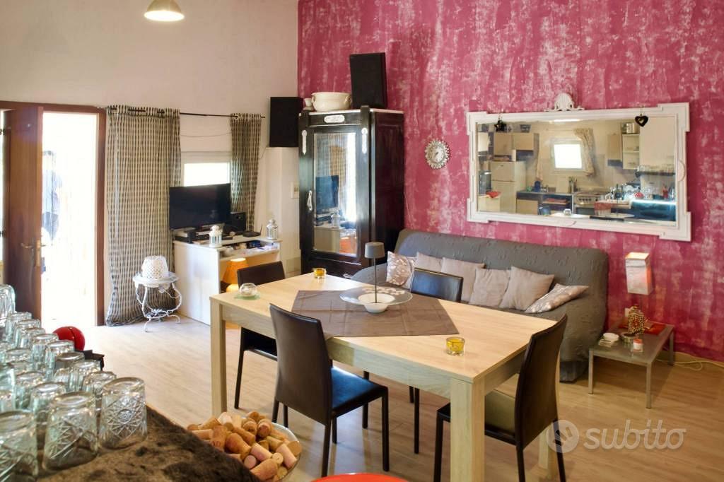 Rustico / Casale di 1650 m² con più di 5 locali a - Altro