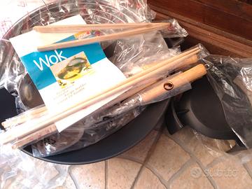 WOK IN GHISA con accessori e ricettario