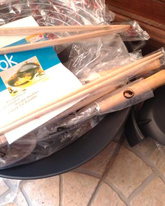 WOK IN GHISA con accessori e ricettario