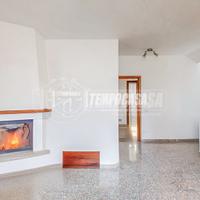 PORZIONE INDIPENDENTE SU 3 LATI CON 3 CAMERE E 2 B