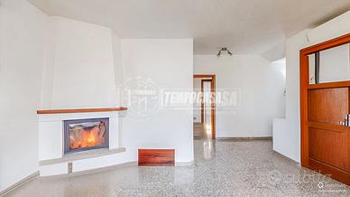 PORZIONE INDIPENDENTE SU 3 LATI CON 3 CAMERE E 2 B