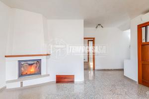 PORZIONE INDIPENDENTE SU 3 LATI CON 3 CAMERE E 2 B