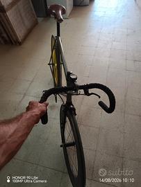 Bicicletta da corsa , scatto fisso 