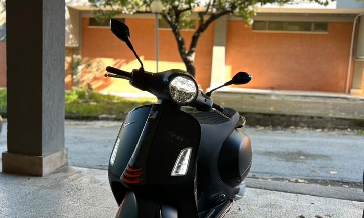 Vespa GTS Sport 300 - Pari al nuovo