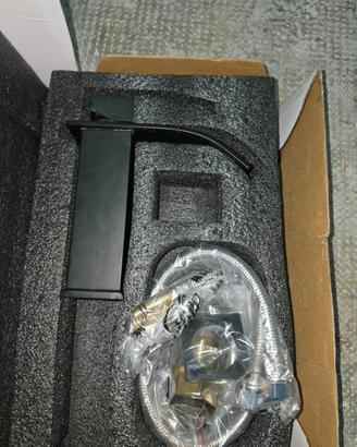 rubinetto a cascata per lavabo  nero 