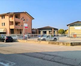 Complesso commerciale con garage e magazzini
