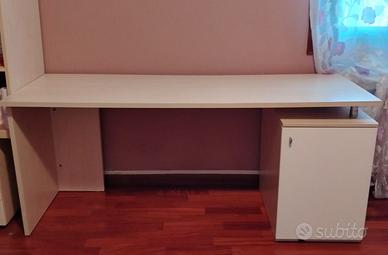 Scrivania in legno