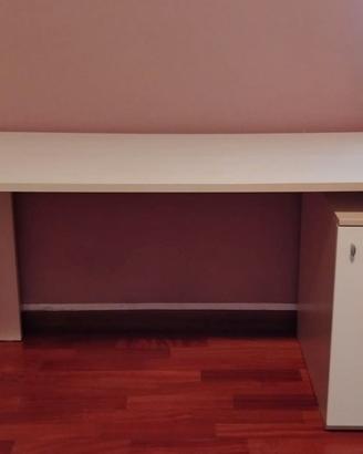 Scrivania in legno