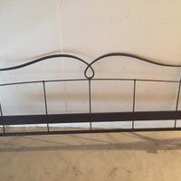 Letto in ferro battuto con comodini