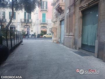 Pressi Duomo, Bottega con cantinato annesso