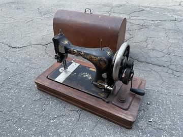 Macchina da cucire manuale SINGER antica vintage