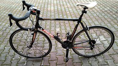 bicicletta da strada in carbonio