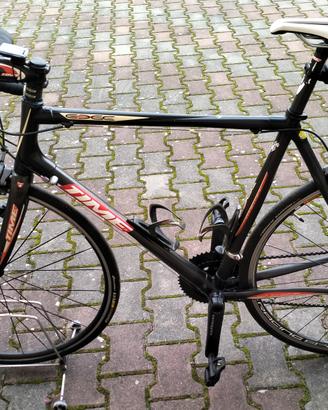 bicicletta da strada in carbonio