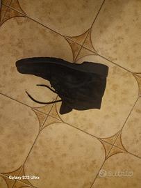 Stivaletti con lacci.