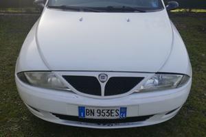 Lancia y 