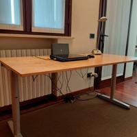 Scrivania per studio e ufficio