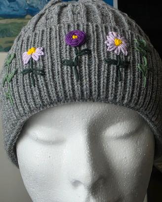 Berretto in 100% Cashmere Grigio con Ricami Florea