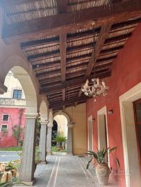 Locale commerciale con porticato e cortile privato