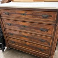 Cassettone con top in marmo