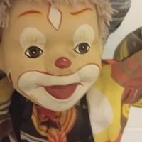 pagliaccio con il viso in ceramica 