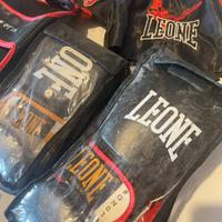 Attrezzatura completa per Muai Tahai king boxing.