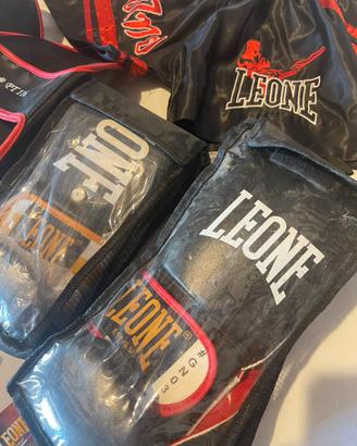 Attrezzatura completa per Muai Tahai king boxing.