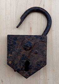 Antico lucchetto in ferro