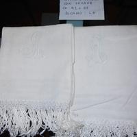 Coppia di asciugamani antichi con ricamo e frange