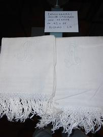 Coppia di asciugamani antichi con ricamo e frange