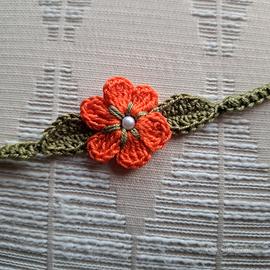 braccialetto lavorato all'uncinetto fiore arancio