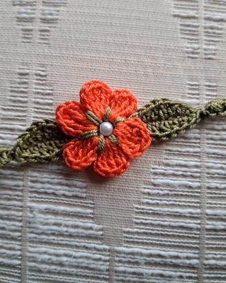 braccialetto lavorato all'uncinetto fiore arancio