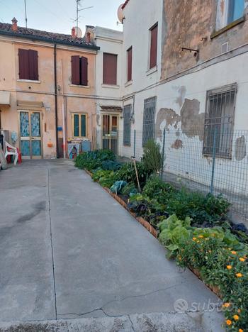 CASA in centro Copparo con scoperto privato