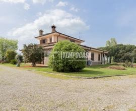 VILLA A POCHI MINUTI DAL CENTRO