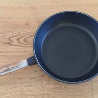 Pentola nera doppio fondo manico in legno D28