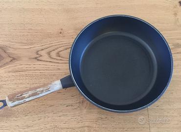 Pentola nera doppio fondo manico in legno D28